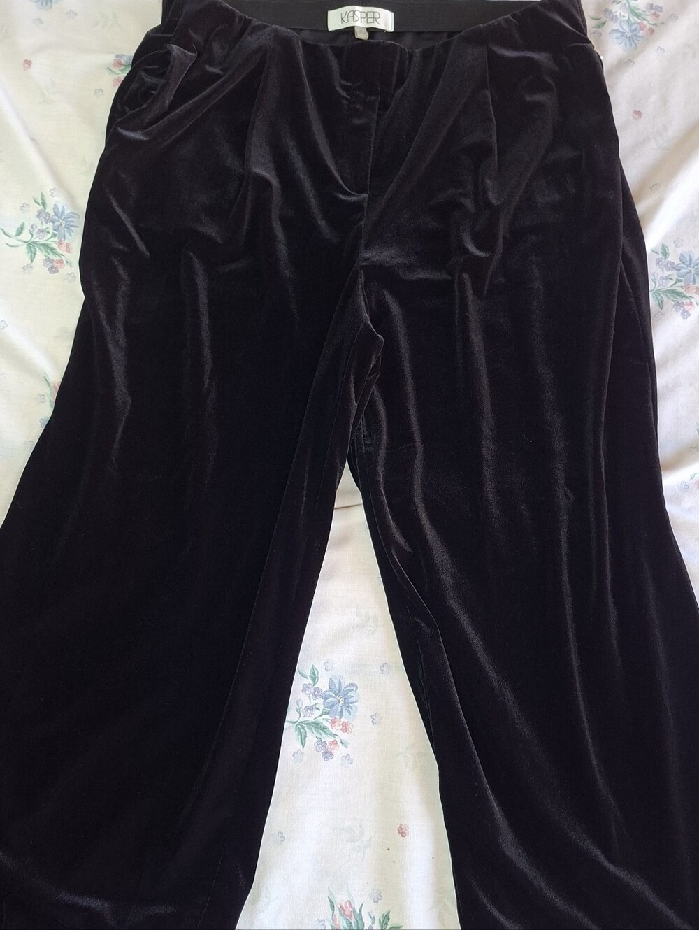 Vintage-Style Kasper Black Velvet Wide-Leg Cropped/Capri Pants